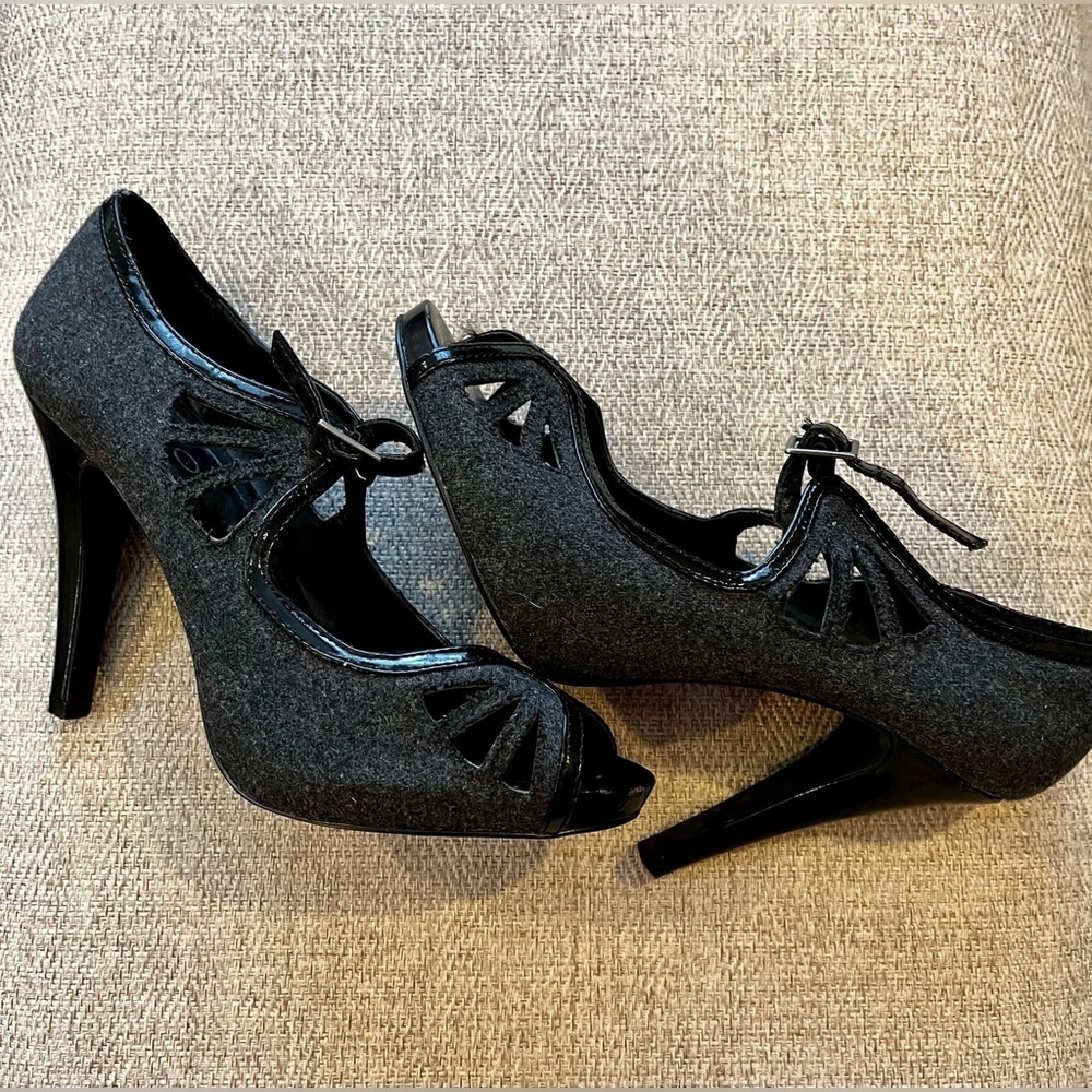 Aldo grey flannel blk patent trim platform heel. SZ 37. Cutout pattern good cond - Picture 2 of 9